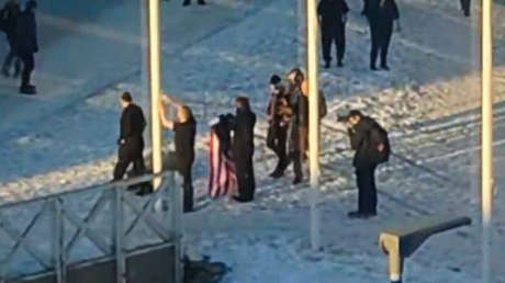 VIDEO: El fallido intento de izar una bandera de EE.UU. en Groenlandia