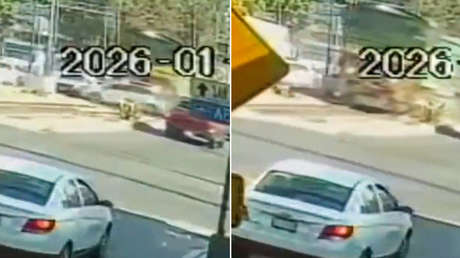 VIDEO: Tren embiste a un auto que intentaba ganarle el paso