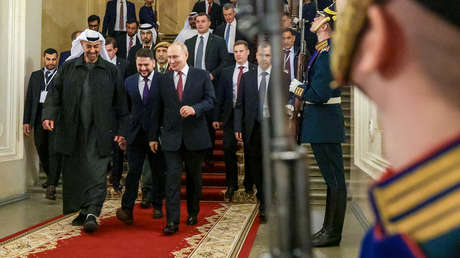 Un regalo que todavía abriga: Putin pregunta al presidente de EAU por su chaqueta