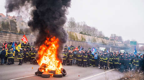 VIDEO: Protesta en Francia se enciende con bomberos contra policías