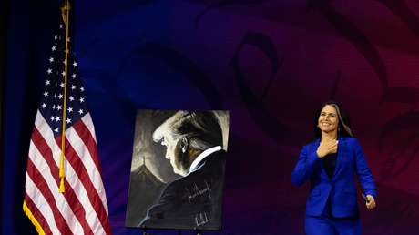 La jefa de Inteligencia de EE.UU. lanza una "cacería" que 'obsesiona' a Trump: ¿qué busca?