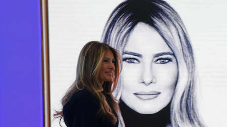 Bigotes de Hitler e insultos: desatan furia contra los pósteres de 'Melania' (FOTOS)