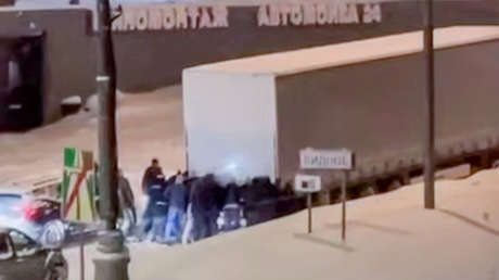 Empujar o pasar la noche en la vía: сonductores ayudan a liberar un camión varado en nieve en Moscú (VIDEO)