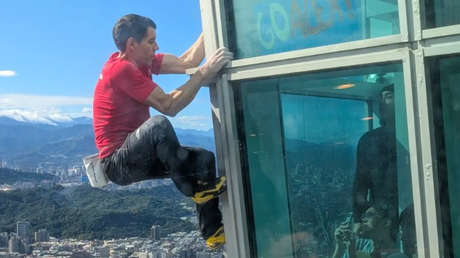 Nuevas imágenes del alucinante ascenso sin cuerdas al rascacielos de 500 metros