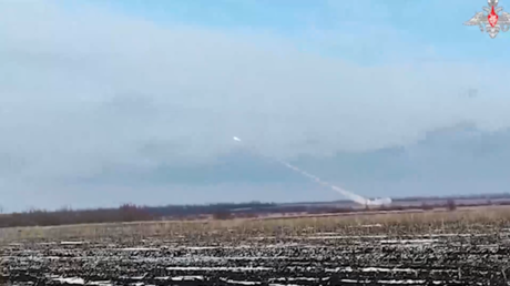 VIDEO: Un sistema de defensa aérea ruso Buk intercepta proyectiles enemigos