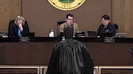 'Batman' irrumpe en un ayuntamiento de EE.UU. y lanza un duro mensaje contra el ICE (VIDEO)