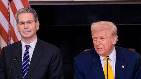 Secretario del Tesoro bromea sobre llamadas nocturnas de Trump