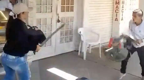 VIDEO: Mujer con machete casi le corta una oreja a un hombre que la agredió
