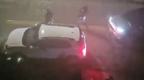 VIDEO: Hombres armados intimidan a una familia para robarles su vehículo