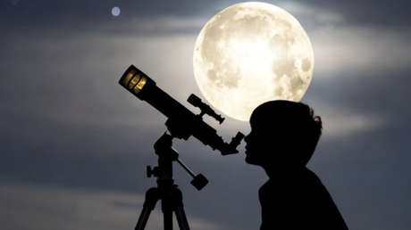 Un niño fabrica un telescopio de cartón que le permite ver los cráteres lunares (VIDEO)
