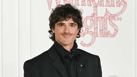 VIDEO:  Jacob Elordi escupe su chicle en la mano de su madre en la alfombra roja