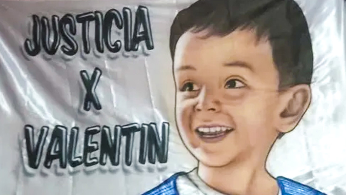 Un anestesiólogo se distrae con el celular y le provoca la muerte a un niño