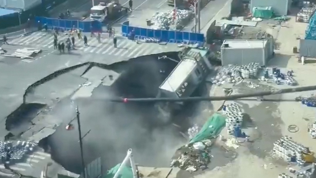 Colosal ‘abismo’ se abre de repente y se traga gran parte de una calle