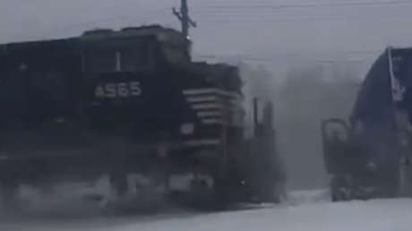 Camionero escapa en el último segundo de la brutal embestida de un tren (VIDEO)