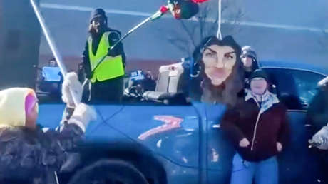 VIDEO: Manifestantes anti-ICE rompen piñata de la 'cazamigrantes' de Trump