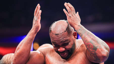 VIDEO: Boxeador pierde el peluquín tras una ráfaga de golpes de su rival