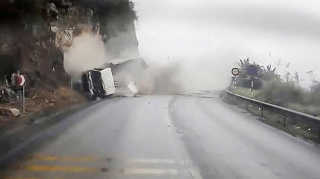VIDEO: Esto pasa cuando a un camión le fallan frenos en una carretera montañosa