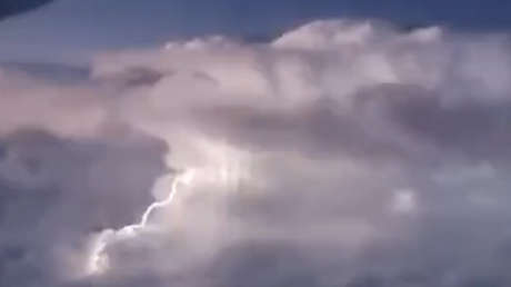 Tormenta eléctrica desata su furia junto a un avión de pasajeros (VIDEO)