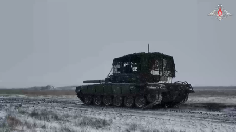 Tanques rusos afinan puntería en Zaporozhie (VIDEO)