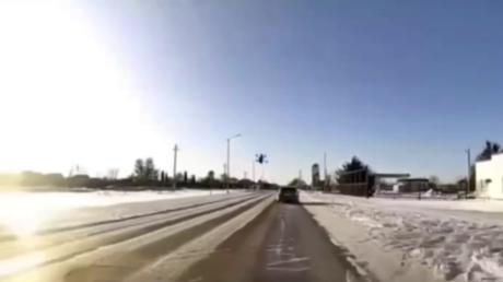 FUERTE VIDEO: Dron ucraniano embiste deliberadamente a un coche civil en Bélgorod