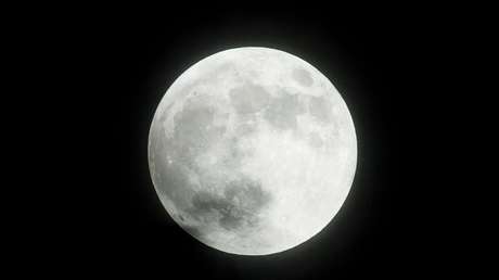 Cuatro lunas se elevan sobre el cielo de San Petersburgo (VIDEO)