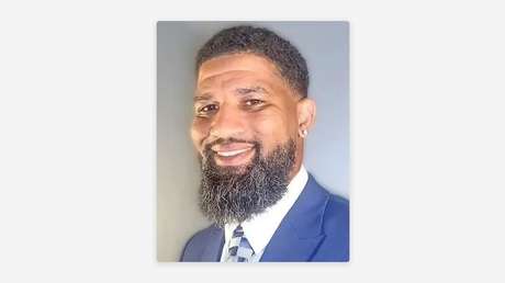 Encuentran muerto a un consejero escolar tras enviar mensajes inapropiados a una menor de 14 años