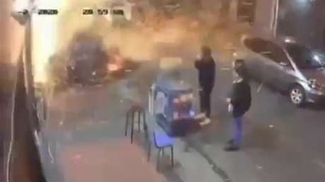 VIDEO: El aterrador momento en que estalla la granada que dejó un muerto y 14 heridos en Colombia