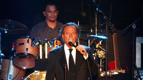 Investigan los visados de turista con los que Julio Iglesias llevó a España a sus empleadas