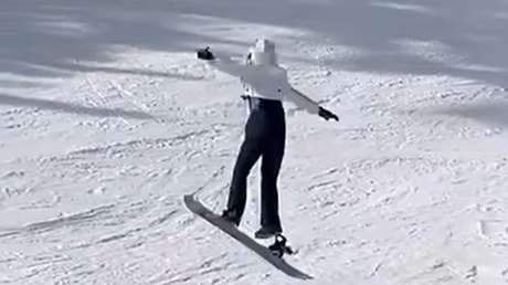 Niña cae varios metros desde telesilla ante la mirada atónita de esquiadores (VIDEO)