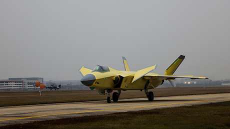 Despega el 'Dragón Poderoso': un nuevo caza furtivo chino que redefine el combate aéreo