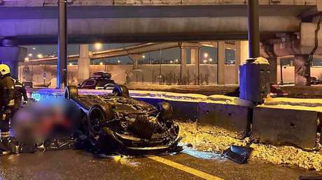 VIDEO ESPELUZNANTE: Un coche se sale de la carretera y se precipita desde un puente
