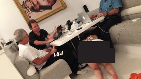 PERTURBADORA FOTO de Epstein y sus amigos con una mujer debajo de la mesa