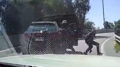 VIDEO: Conductor atropella a ladrón para evitar el robo de su auto