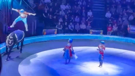 VIDEO: Un acróbata sufre graves lesiones al ejecutar una acrobacia a caballo