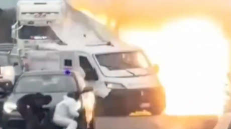 Robo de película: Bloquean una autopista y hacen estallar un furgón de seguridad (VIDEO)
