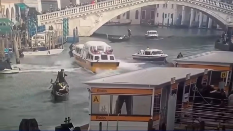 VIDEO: Una lancha rápida pierde el control y se lleva por delante dos góndolas en Venecia