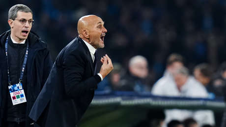 Técnico de la Juventus besa a una periodista para enseñar qué es una falta (VIDEO)