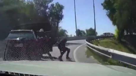 VIDEO: Conductor escapa de una encerrona atropellando a delincuente