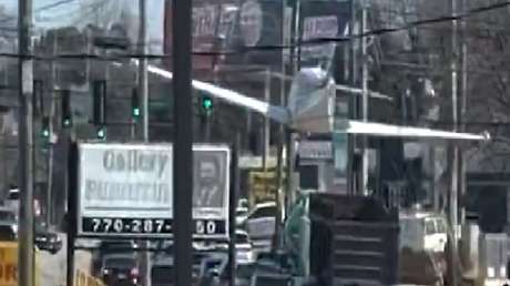 VIDEO: Aterrizaje de emergencia convierte una avenida de EE.UU. en pista improvisada