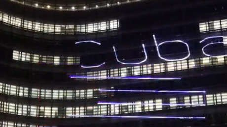 VIDEO: iluminan la sede de la Comisión Europea en Bruselas con el mensaje 'Manos fuera de Cuba'