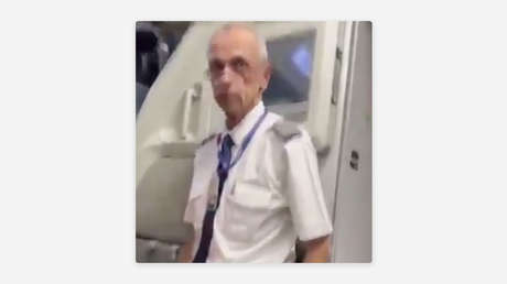 Detienen a un piloto dentro de un avión acusado de liderar una red de abusos a menores