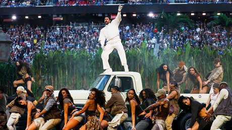 Este es el regalo de Bad Bunny a unos trabajadores españoles después de la Super Bowl