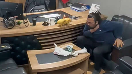 VIDEO: Un hombre reacciona sin nervios al atragantarse