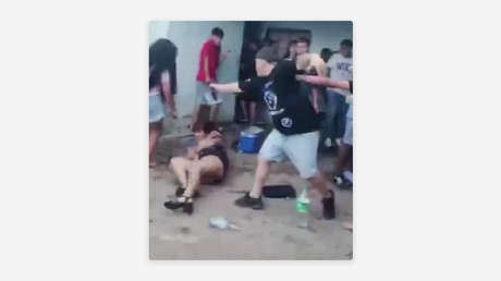 VIDEO: Un hombre saca un arma en plena fiesta y le dispara a una joven en el suelo