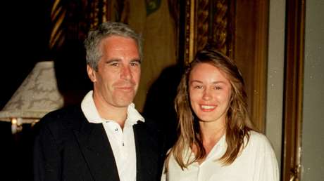 VIDEO INÉDITO: Epstein exhibe a una chica como mercancía ante la cámara