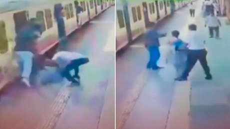VIDEO: Trabajador del metro salva a una mujer mayor de caer a las vías