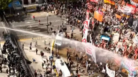 VIDEO: Enfrentamiento entre manifestantes y la Policía frente al Congreso de Argentina