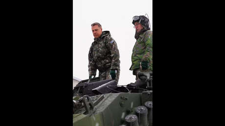 VIDEO: Presidente de país europeo juega a los soldados y se sube a un tanque