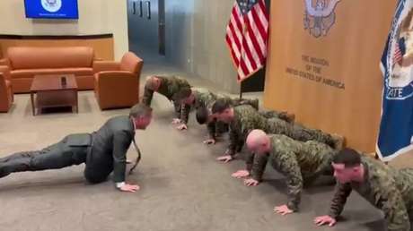 Embajador de EE.UU. ante la ONU 'manda' al suelo a un grupo de marines (VIDEO)