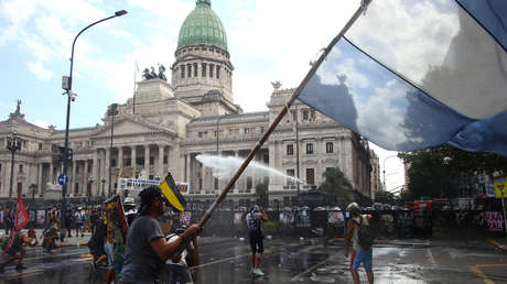 El Senado argentino aprueba el proyecto de reforma laboral en medio de violentas protestas